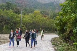 重陽(yáng)登高慈云寺，山環(huán)水繞樂(lè)開(kāi)懷