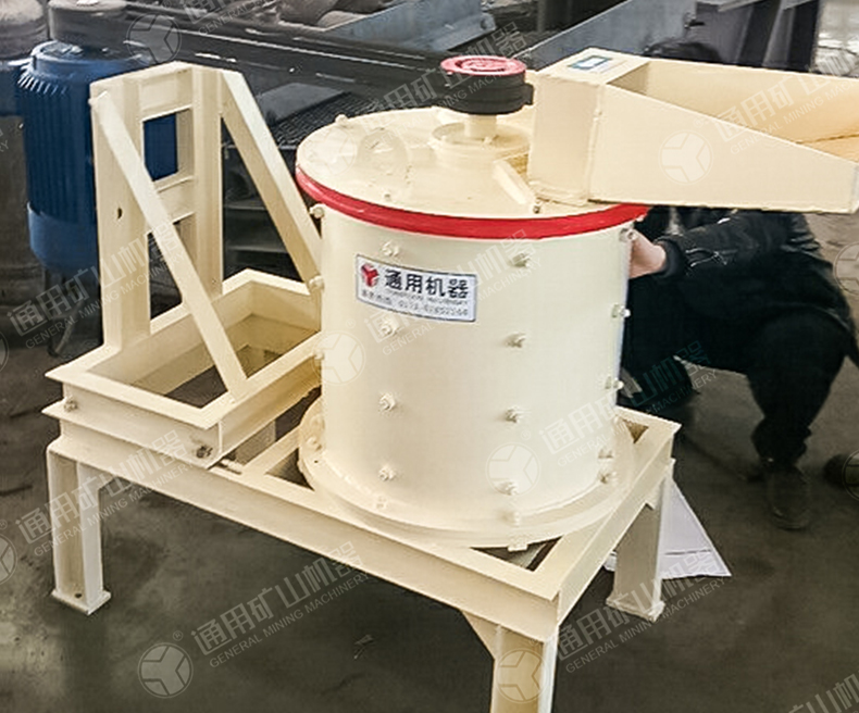 復(fù)合式破碎機(jī)試機(jī)準(zhǔn)備中 復(fù)合式破碎機(jī)試機(jī)準(zhǔn)備中